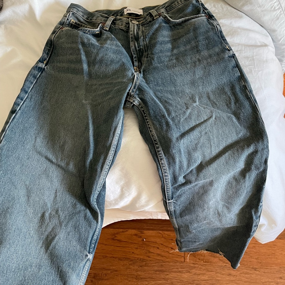Zara wide leg boyfriend style jean. Size 6. Cut ripped hem. Like new condition